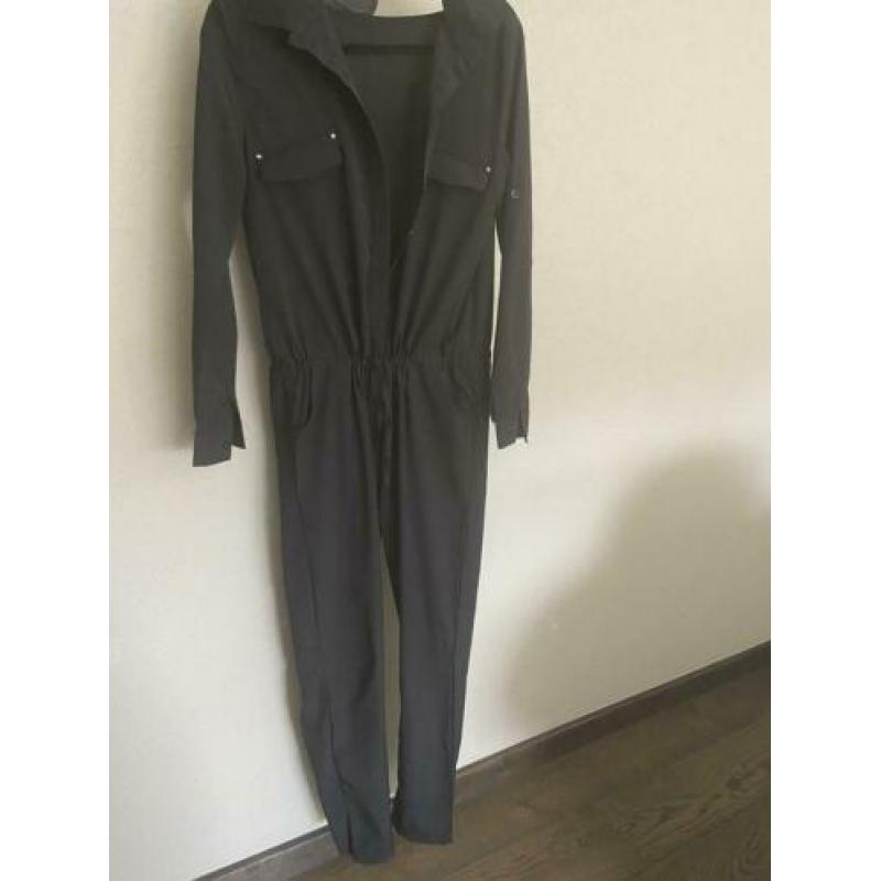 Nieuwe zwarte jumpsuit met leuke details