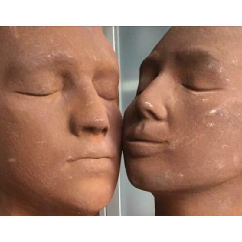 Beeld maskers liefdespaar geoxideerd metaal