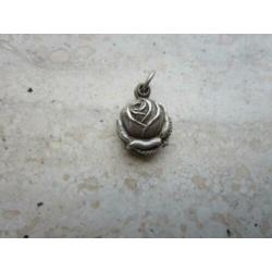 oud bedeltje van Lourdes. Zie andere oude sieraden.