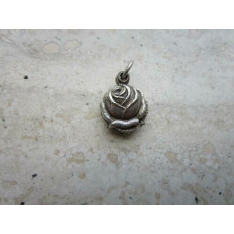 oud bedeltje van Lourdes. Zie andere oude sieraden.