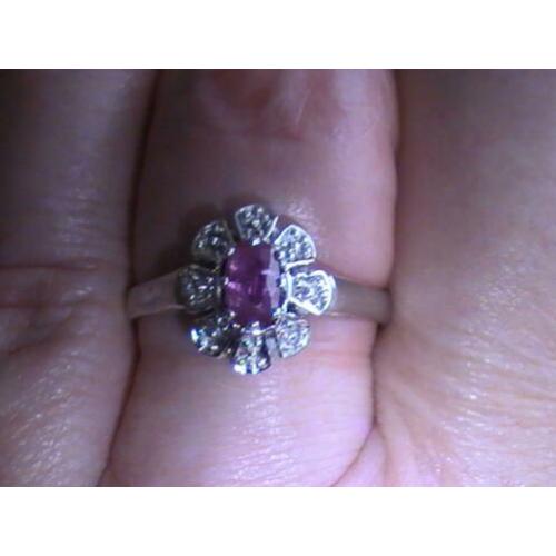 Witgouden ring.