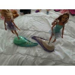 2 barbiepoppen die draaien op staander