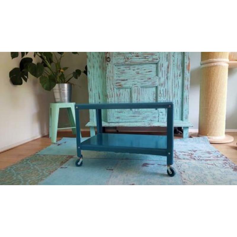 Blauw bijzettafeltje op wielen