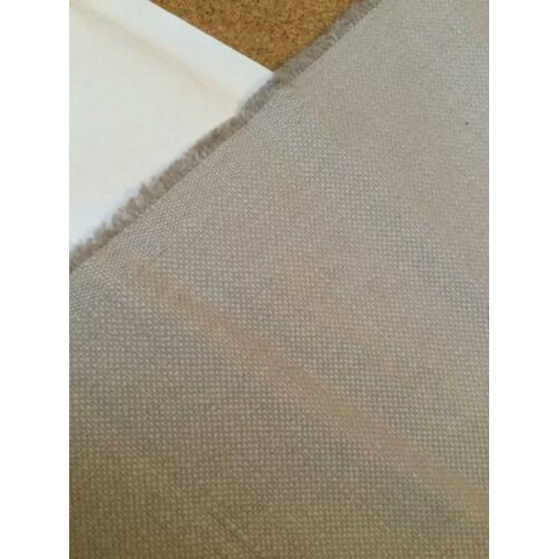 Meubelstof linnen licht beige lap is 1 meter 25 bij 60 cm