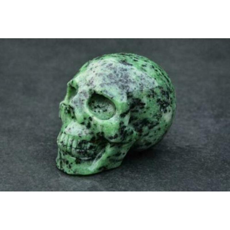 Robijn in Zoïsiet schedel - 992 gram