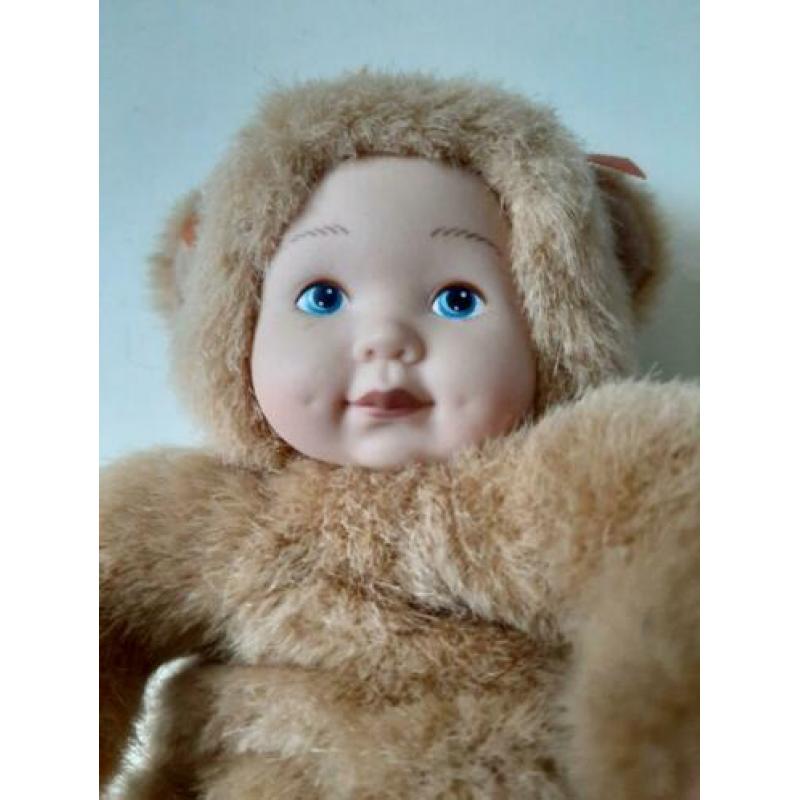 Nieuw Anne Geddes popje in oud ijzeren bedje