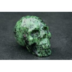 Robijn in Zoïsiet schedel - 992 gram