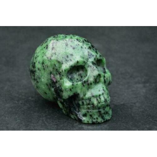 Robijn in Zoïsiet schedel - 992 gram