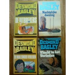 100 paperbacks o.a. van Alistair MacLean, Desmond Bagley