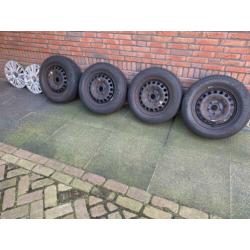 Stalen velgen 15 inch met winterbanden en VW wieldoppen