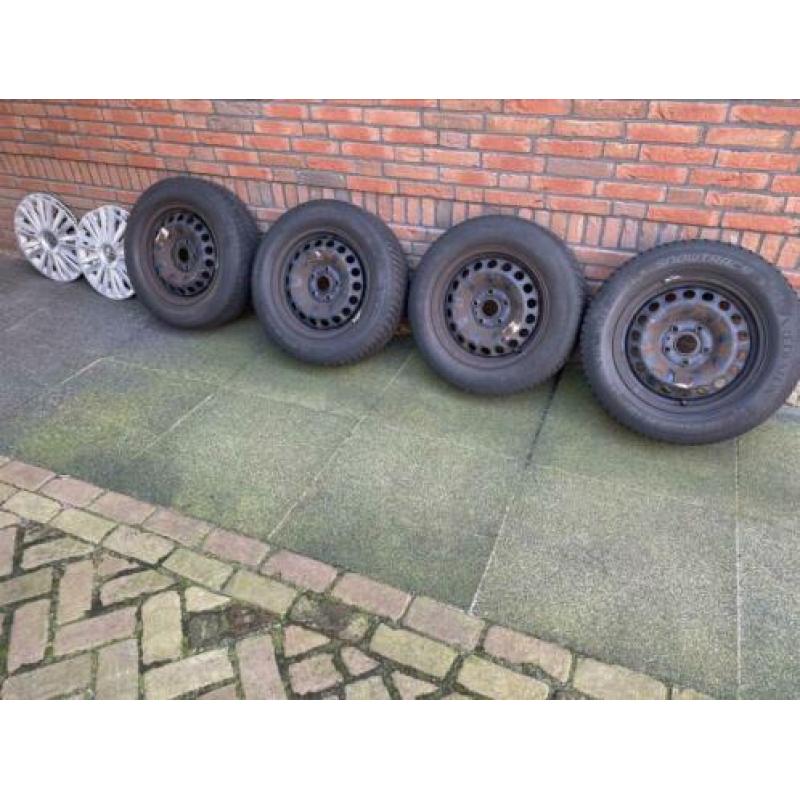 Stalen velgen 15 inch met winterbanden en VW wieldoppen