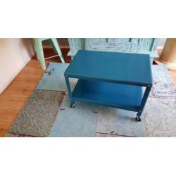 Blauw bijzettafeltje op wielen