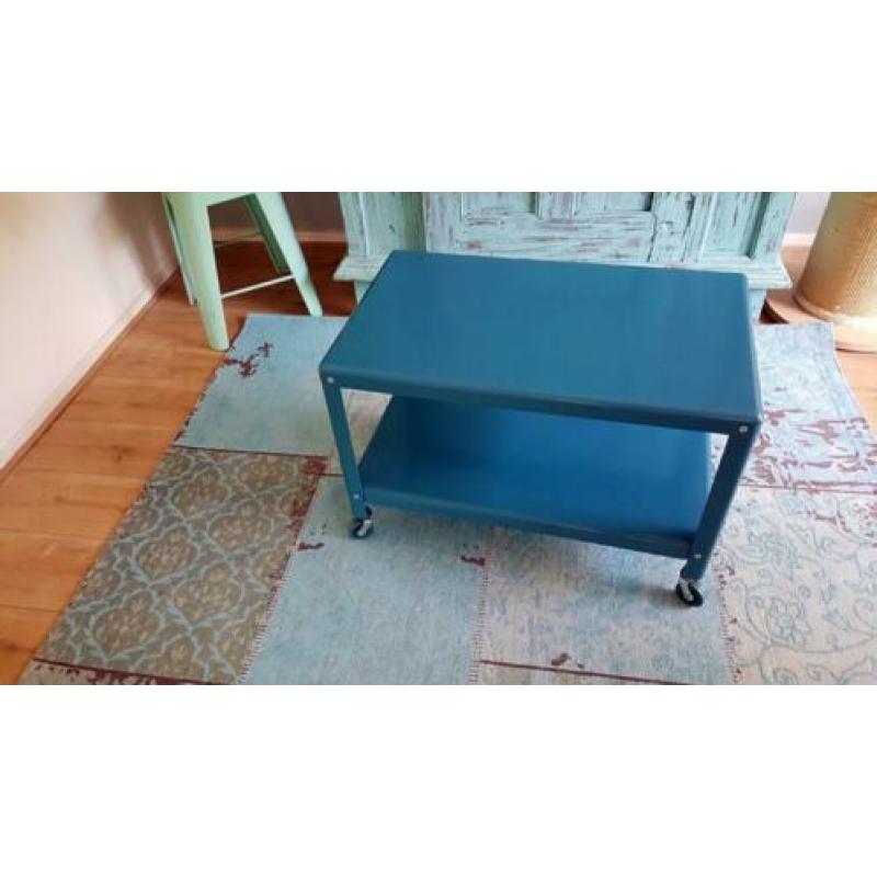 Blauw bijzettafeltje op wielen