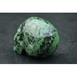 Robijn in Zoïsiet schedel - 992 gram