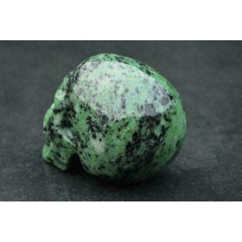 Robijn in Zoïsiet schedel - 992 gram