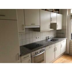 complete keuken met inbouwapparatuur, stenen blad en boiler