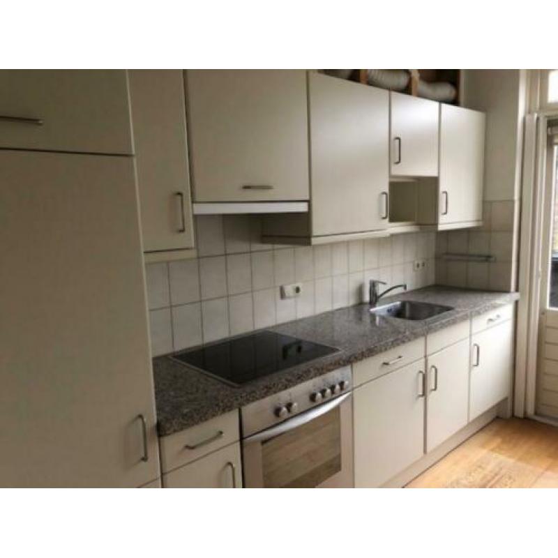 complete keuken met inbouwapparatuur, stenen blad en boiler