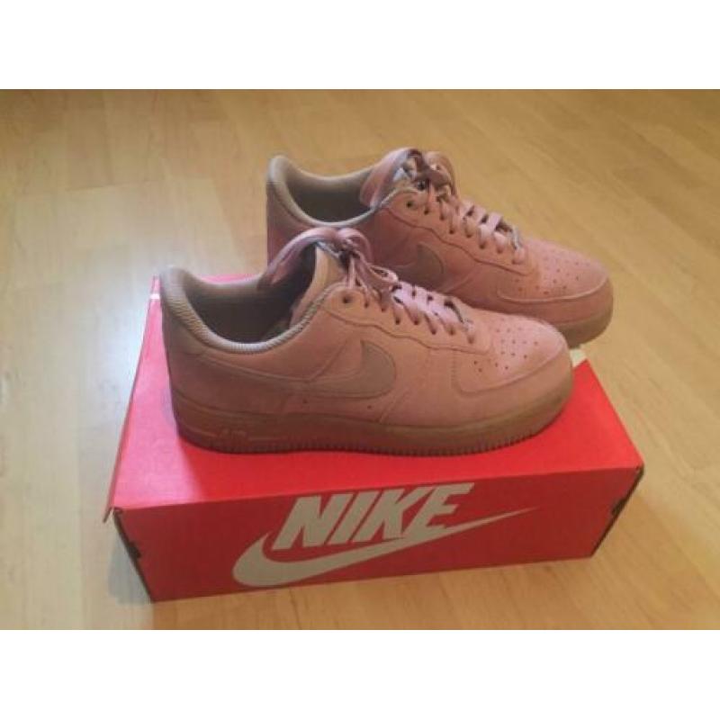 Nike Air Force suède roze