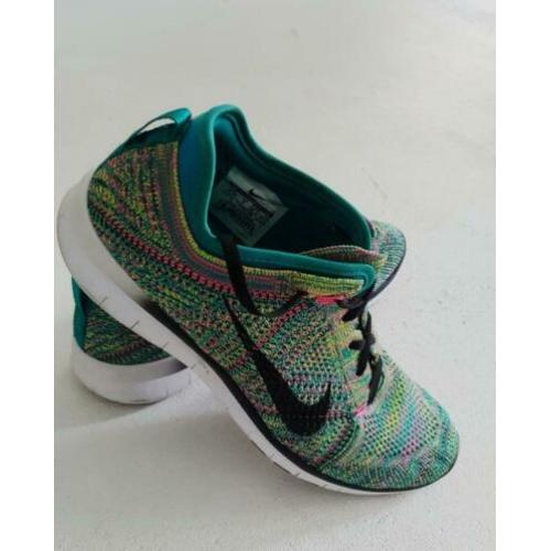 Nike fitness schoen maat 38,5 groen geknoopt
