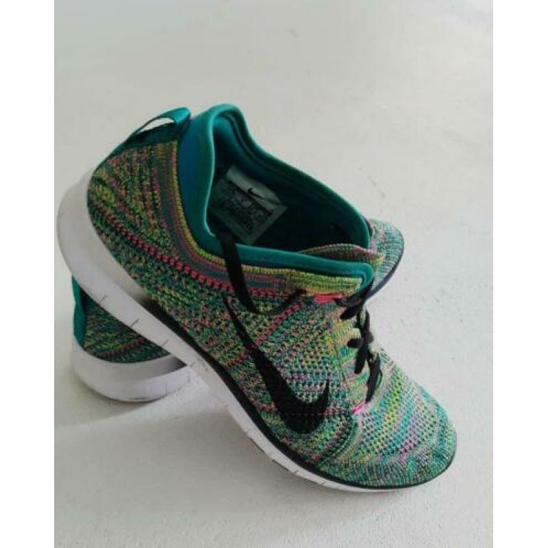 Nike fitness schoen maat 38,5 groen geknoopt