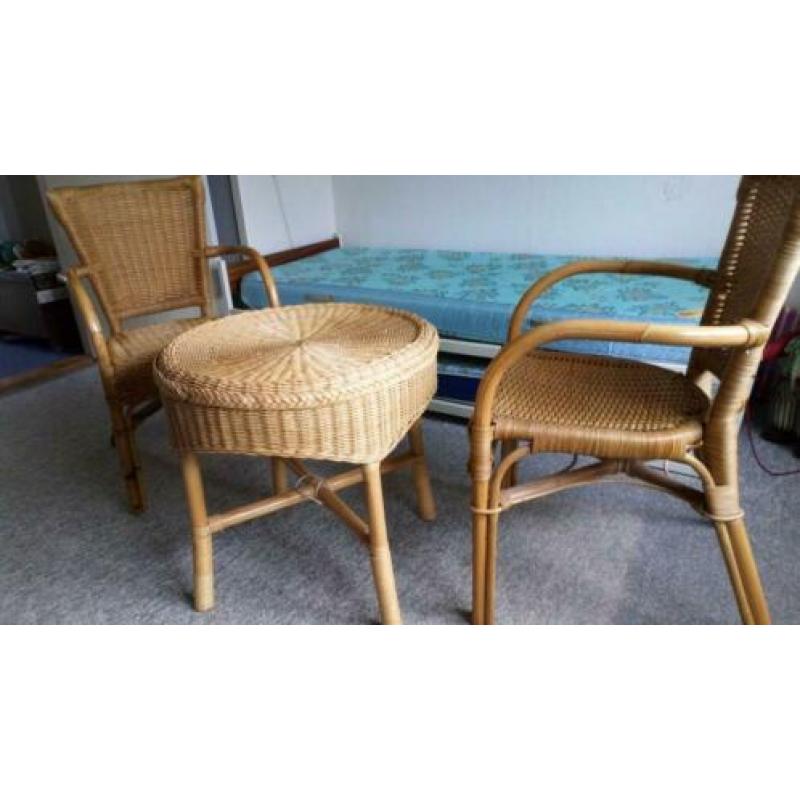 Rotan stoelen met tafel