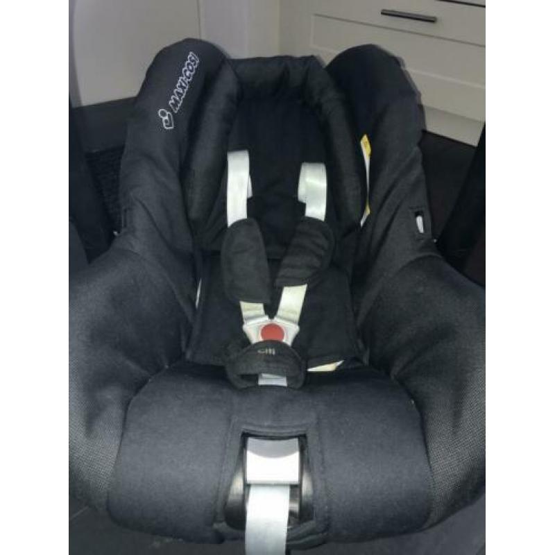 Maxi Cosi Citi (zwart) incl. verkleiner en zonnescherm