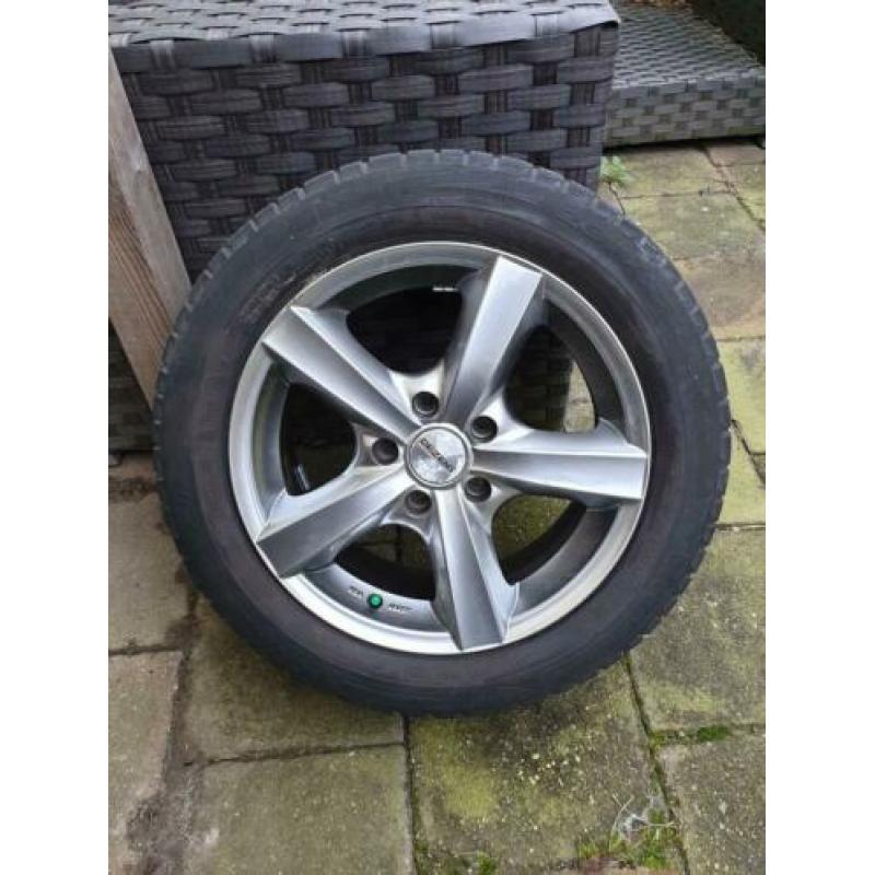 Nissan Juke aluminium 16 inch velgen met winterbanden