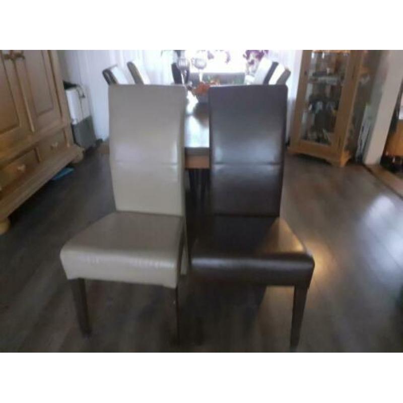 6 eetkamer stoelen in redelijke staat.