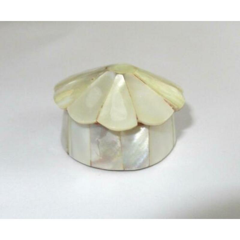 Vintage pillendoosje ingelegd met natuurlijke met parelmoer
