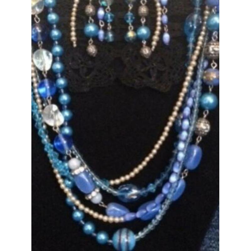 Blauwe ketting handgemaakt met parels set met oorbellen