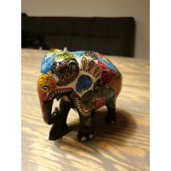 Mooie geschilderde houten olifant