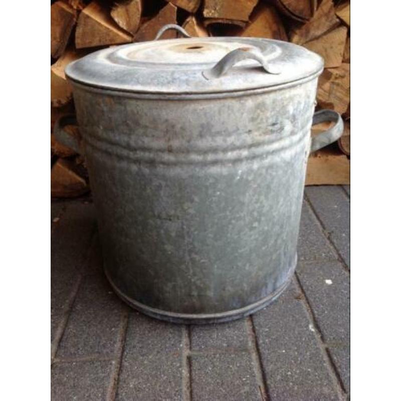 Oude zinken weckpan.