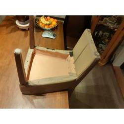 6 eetkamer stoelen in redelijke staat.