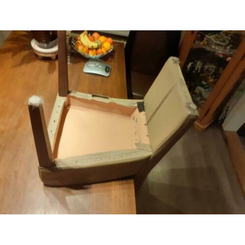 6 eetkamer stoelen in redelijke staat.