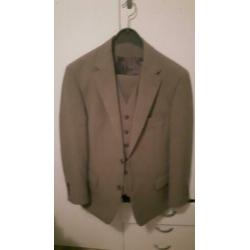 3 delig heren kostuum maat 24 (48-50)