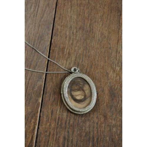 Oude haarwerk hanger, memento mori
