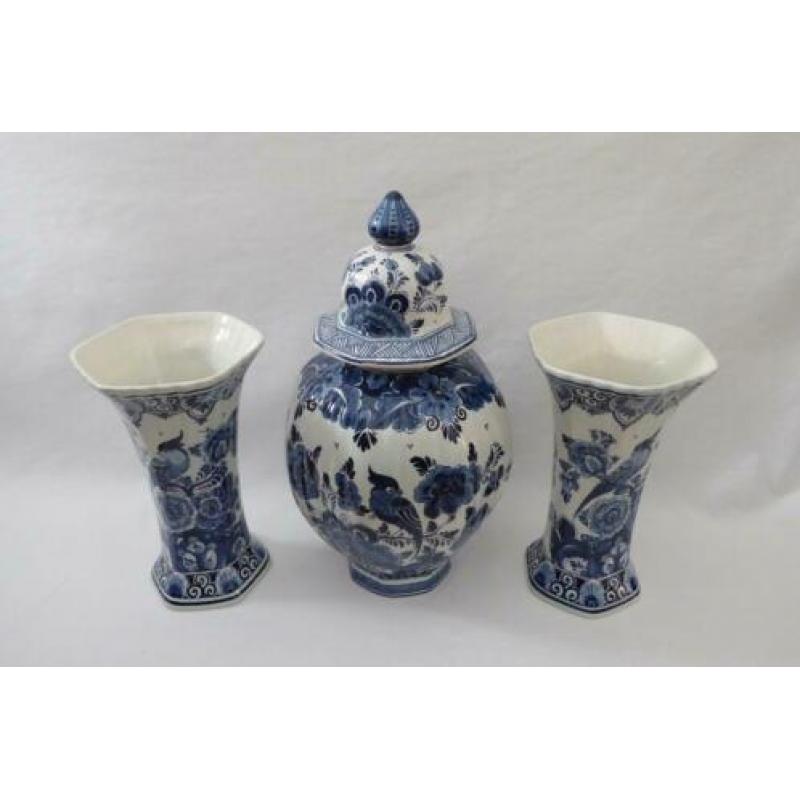 Delfts blauw Kaststel -met valkparkieten-Velsen keramiek
