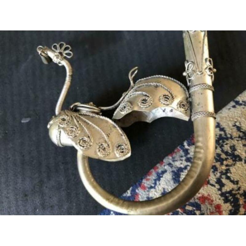 Oude metalen Opiumpijp in de vorm van een Pauw. Met mooi Fil