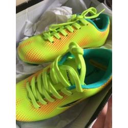 Voetbal schoenen maat 28