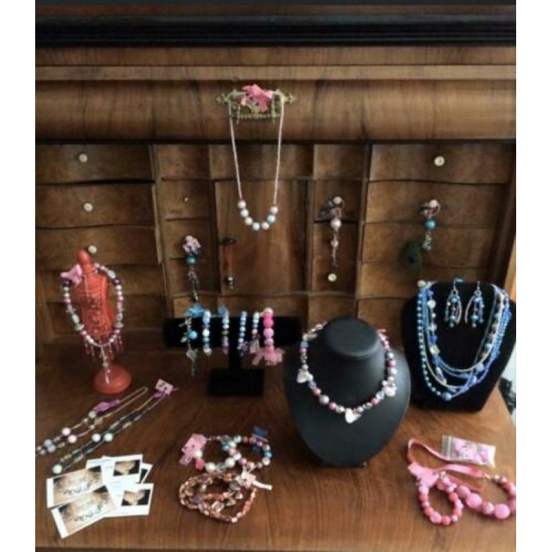 Blauwe ketting handgemaakt met parels set met oorbellen