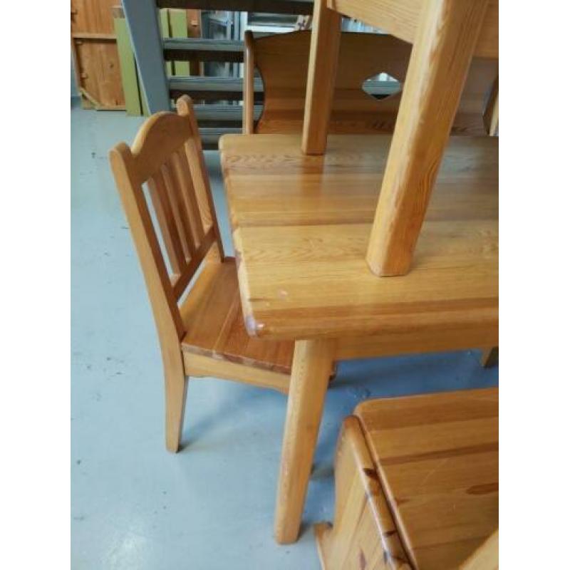 Verschillende grenen houten meubels