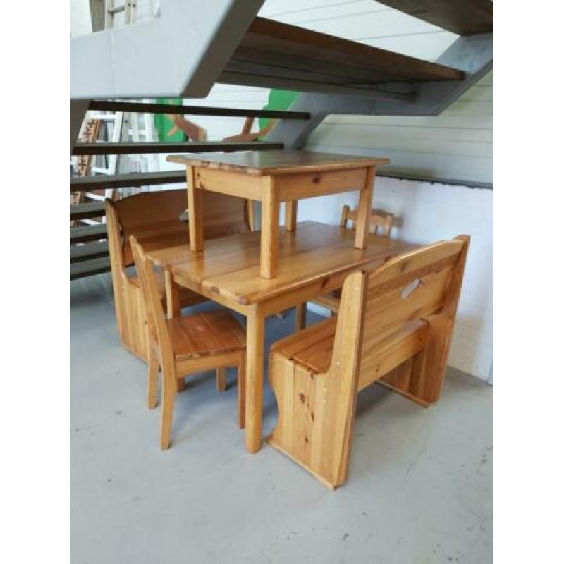 Verschillende grenen houten meubels