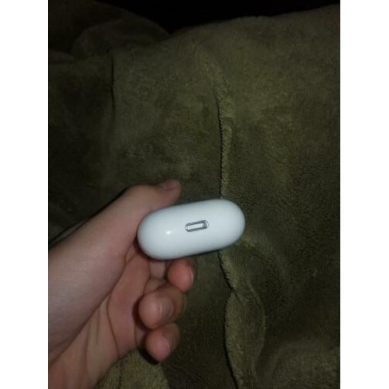 Airpods 2 with wireless charing case