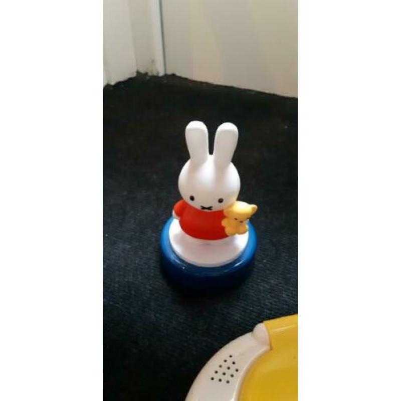 Speelgoed voor baby: nijntjelamp, computertje, etc