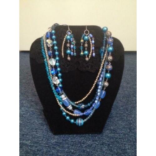 Blauwe ketting handgemaakt met parels set met oorbellen