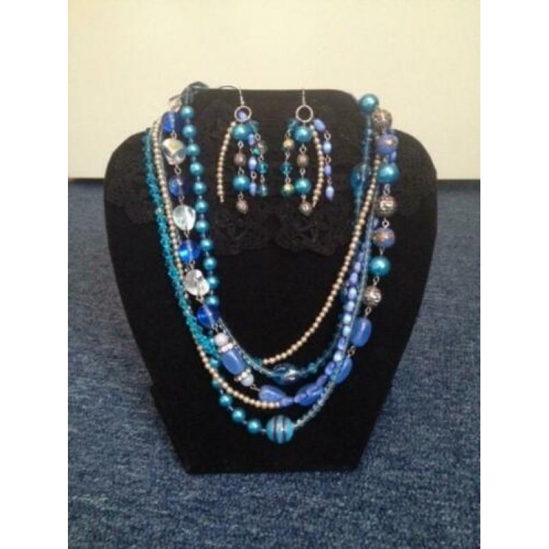 Blauwe ketting handgemaakt met parels set met oorbellen