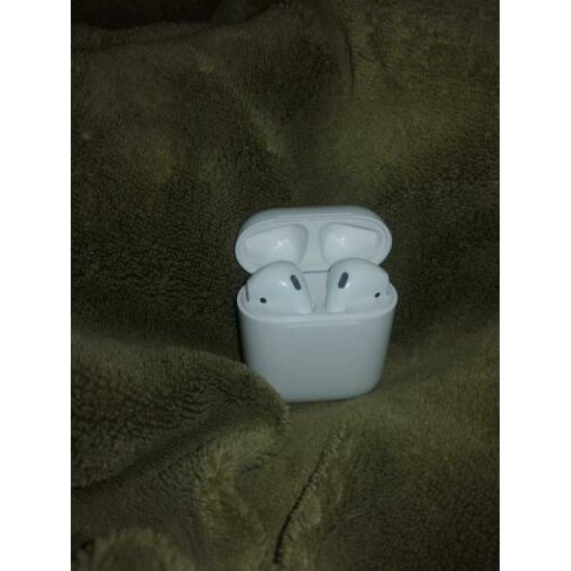 Airpods 2 with wireless charing case