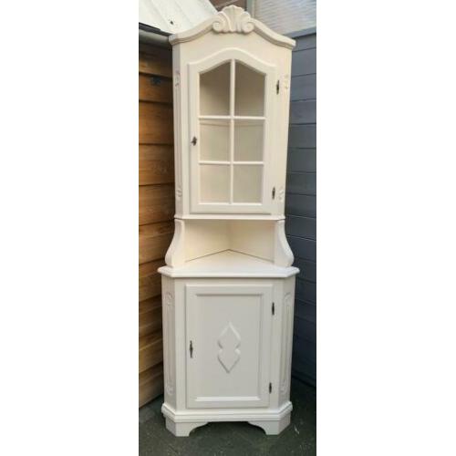 Prachtige brocante hoekkast met verlichting