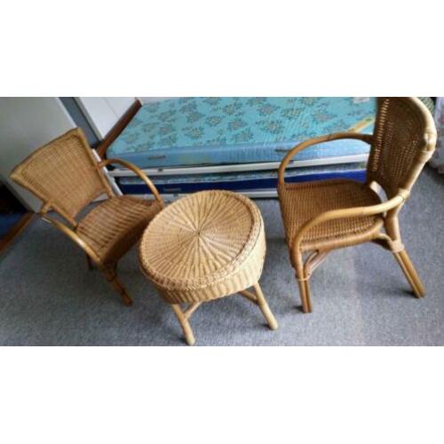 Rotan stoelen met tafel