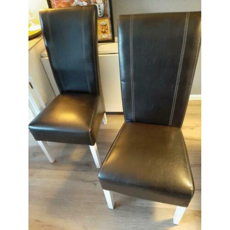 Eettafel met 6 stoelen, 1 stoel is meer stuk zie foto